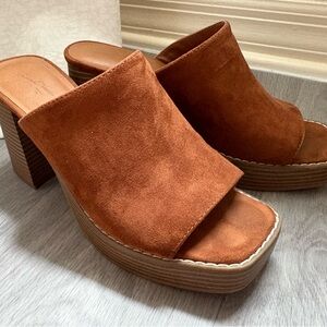 Universal Thread Tan Suede Platform Mules